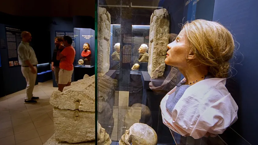 Sırbistan'da bulunan antik Roma şehrinde yaşamış insanların yüzlerinin rekonstrüksiyonları sergileniyor.