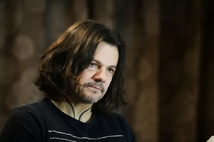 Sırbistanlı Müzisyen Aca Amadeus Eşinin Öğrencisiyle İhanetini ve Madde Bağımlılığını Duyurdu.