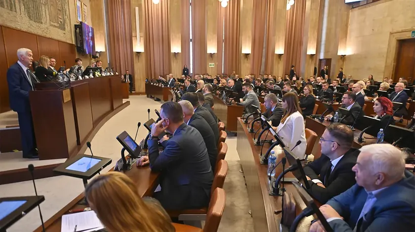 Sırbistan Voyvodina Meclisi Fruşka Gora planı değişikliğini onayladı, muhalefet itiraz etti.