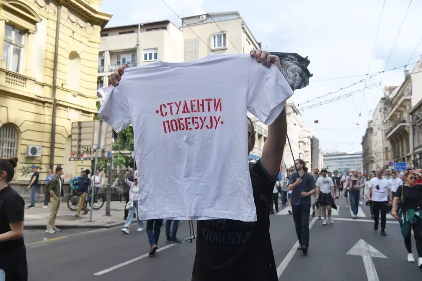 Sırbistan Niş'te Öğrencilerden Kıyafetlere 'Öğrenciler Kazanır' Yazma Etkinliğine Çağrı