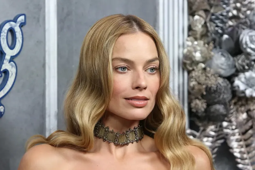 Margo Robbie Avustralya'daki "Uğultulu Tepeler" galasında en güzel haliyle göz kamaştırdı
